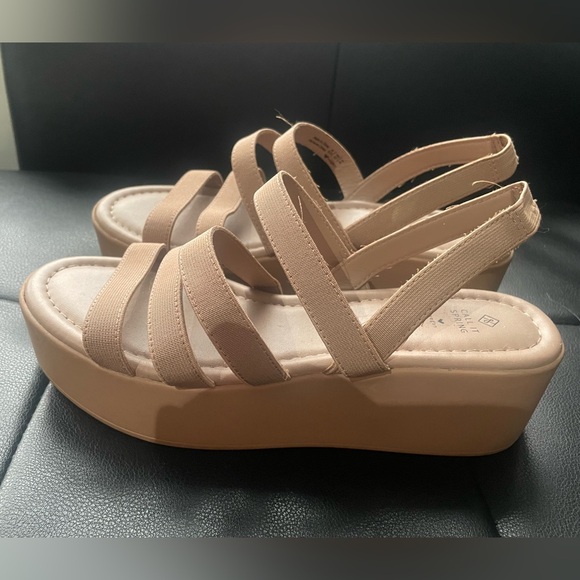 Spring Brand Sandals - Picture 2 of 8